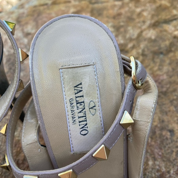 Tan/Black authentic Valentino Garavani rockstud pumps heels that banging combo ! - Picture 5 of 11